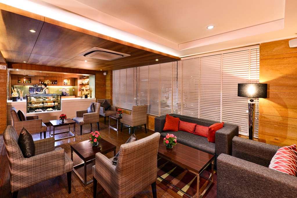 Quality Inn Ґурґаон Ресторан фото