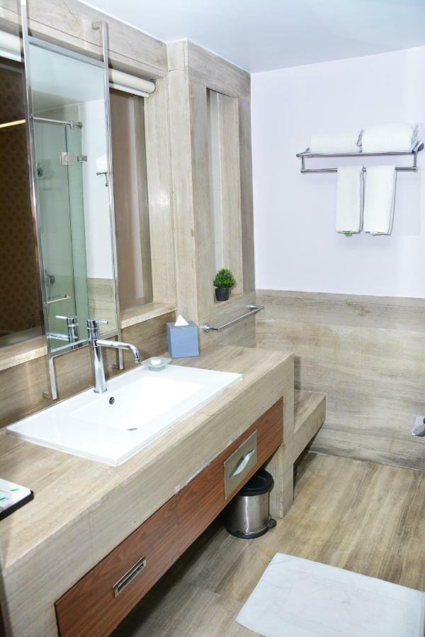 Quality Inn Ґурґаон Екстер'єр фото